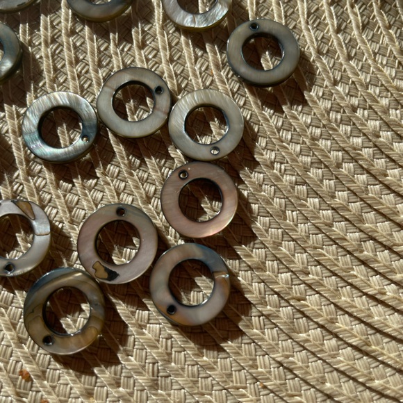 14 Stunning Round Black 15mm Donut Shell Beads for Jewelry Craft Making - Picture 4 of 4